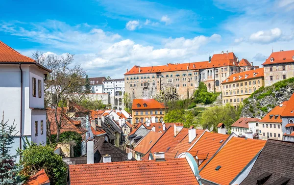 Kolorowe malownicze Stare miasto w Czeskim Krumlowie, southern Bohemia. Stare budynki z czerwoną dachówką — Zdjęcie stockowe