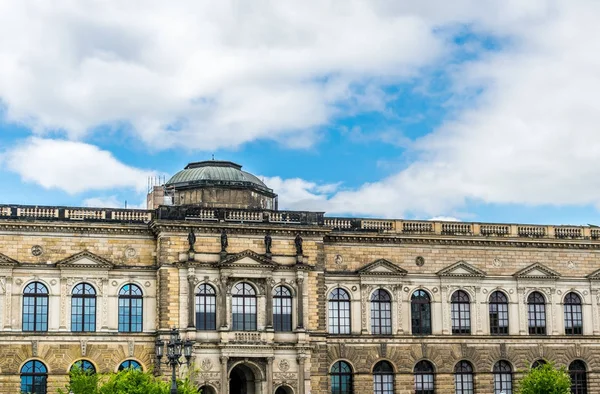 Magnífica fachada gótica da Dresden Picture Gallery. O marco mundialmente famoso de Dresden, a capital da Saxônia — Fotografia de Stock
