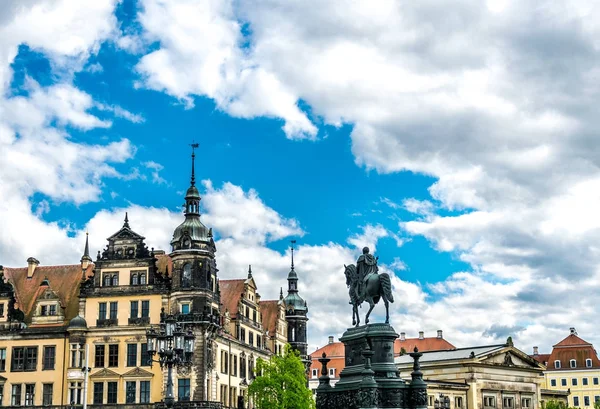 Dresden, de oude hoofdstad van Saksen. Monument koning Johann Saxon en het Koninklijke Paleis van Dresden — Stockfoto