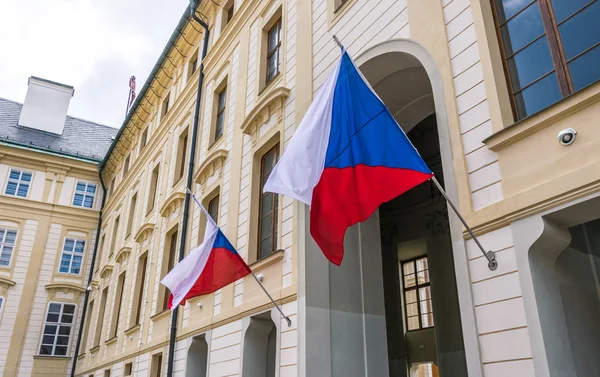 Banderas nacionales de la República Checa en la fachada del edificio del gobierno en Praga — Foto de Stock