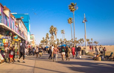 Los Angeles, Kaliforniya, ABD - 21 Haziran 2017: Yol ve Venice Beach, Los Angeles, California dükkanlarında. Parlak dükkan ve Los Angeles'ın eski binalar. Venedik, şehrin renkli turizm bölgesi. California manzaraları için seyahat