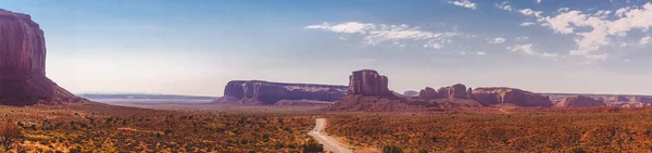 Estrada entre os pedra-monumentos no vale de monumentos, Utah. Atrações naturais da América do Norte — Fotografia de Stock