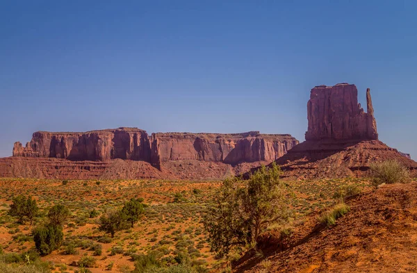 Peyzaj ve kayalıklarla Monument Valley, Utah çöl. Kuzey Amerika'nın doğal konumlar — Stok fotoğraf