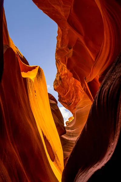 Belleza natural de la naturaleza en Antelope Canyon, Arizona, EE.UU. Barranco de piedra estrecha — Foto de Stock