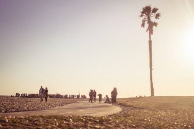 Pasifik Okyanusu kıyısında yürümek. Kamu Park ve plaj Venice Sahili, Los Angeles, Kaliforniya