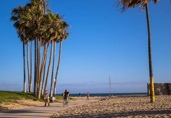 Estilo de vida americano en Los Ángeles. Parque público y playa Venice Beach — Foto de Stock