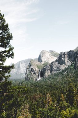 Su akışı Yosemite Falls. Yosemite Milli Parkı Güz