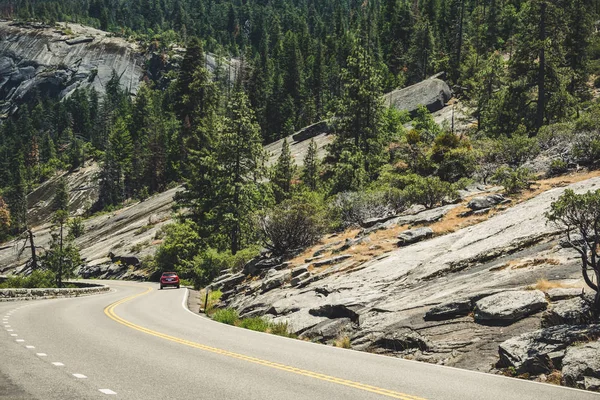 Reise durch die Nationalparks der Vereinigten Staaten. Weg zum Yosemite — Stockfoto