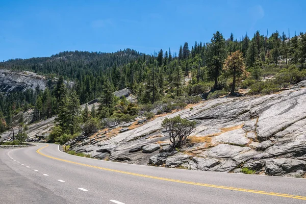 Kirándulás a festői nemzeti parkok az Amerikai Egyesült Államok. Út a Yosemite — Stock Fotó