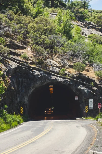 Podróż do Parku Narodowego Yosemite. Tunel w skale — Zdjęcie stockowe