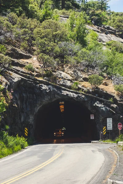 Yosemite Milli Parkı için seyahat. Kayaya tünel — Stok fotoğraf