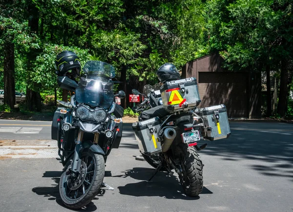 Motos turísticas en Yosemite Village. Viaje turístico de verano a los parques naturales de Estados Unidos —  Fotos de Stock