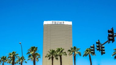 Trump Uluslararası Hotel Las Vegas. Gökdelen gökyüzü ve palmiye ağaçları karşı
