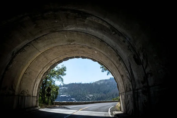 Tunnel auf einer Bergstraße. Reise in den Yosemite Nationalpark — Stockfoto