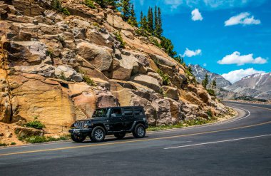 Colorado ıssızlık gezisi. Rocky Dağları'nda bir dağ yolda araba Jeep