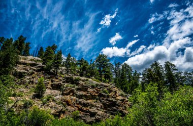 Mavi gökyüzü ve kayalar. Rocky Dağları güzel doğası. Colorado, Amerika Birleşik Devletleri