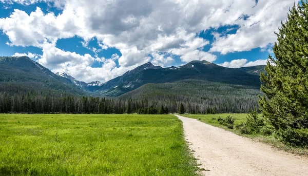 Landelijke onverharde weg. De schilderachtige natuur van de Rocky Mountains. Colorado, Verenigde Staten — Stockfoto