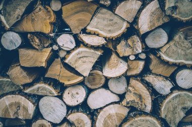 Güzel doğal ahşap doku. Şömine için donatılmış yakacak odun