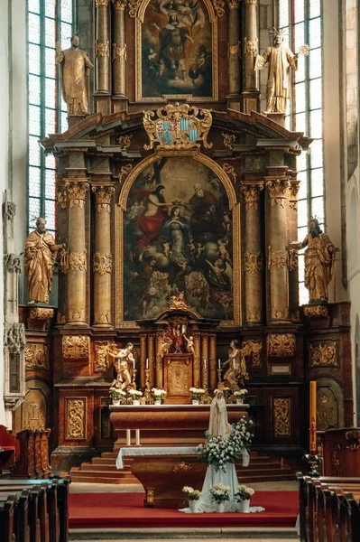 Алтарь древней готической церкви Св. Вита в Чески Крумлов — стоковое фото