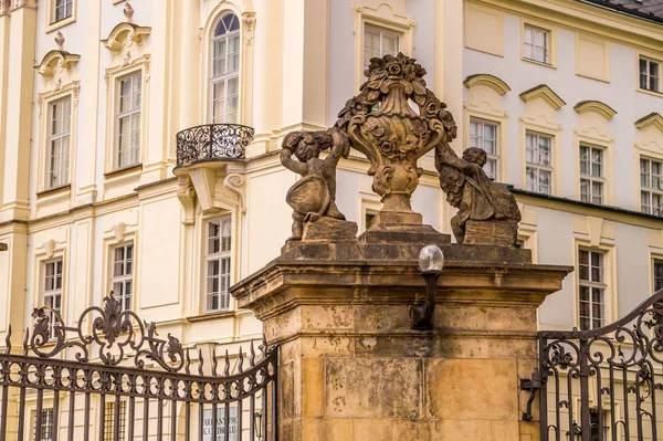 Elementos decorativos de la fachada de un edificio del gobierno en Praga, República Checa — Foto de Stock