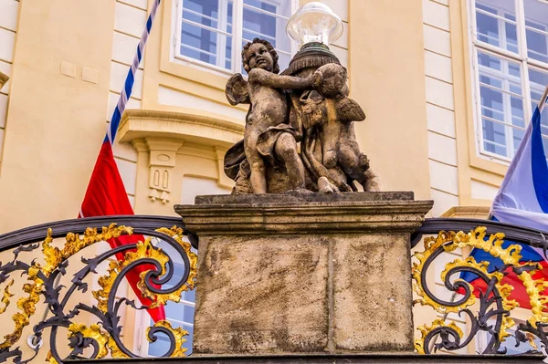 Elementos decorativos de la fachada de un edificio del gobierno en Praga, República Checa Imagen De Stock