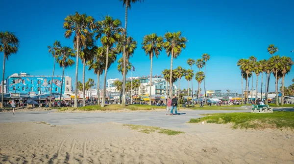 Δημόσιο πάρκο και την παραλία παραλία Venice. Τουριστική βόλτα στο γραφικό πάρκο στο Λος Άντζελες, Καλιφόρνια — Φωτογραφία Αρχείου
