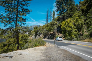 Yaz Araba Tur ABD'de doğal parklar üzerinde. Yosemite Ulusal Parkı'nda karayolu üzerinde aile otomobili