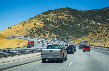 Yüksek hızlı Şehirlerarası karayolu Los Angeles civarında. ABD turist yaz gezisi