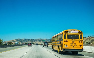 Los Angeles civarında yüksek hızlı Şehirlerarası karayolu üzerinde sarı okul otobüsü