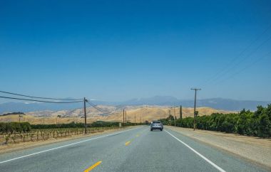 Sierra Nevada pitoresk yol. California tarım alanı