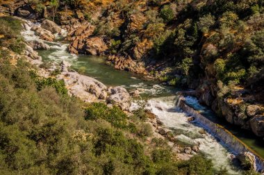 Dağ Nehri Vadisi ve kayalarda Kings Kanyonu doğa rezerv, California, havadan görünümü