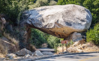 Doğal taş kemer, tünel kaya. Turistik Sequoia National Park, Kaliforniya