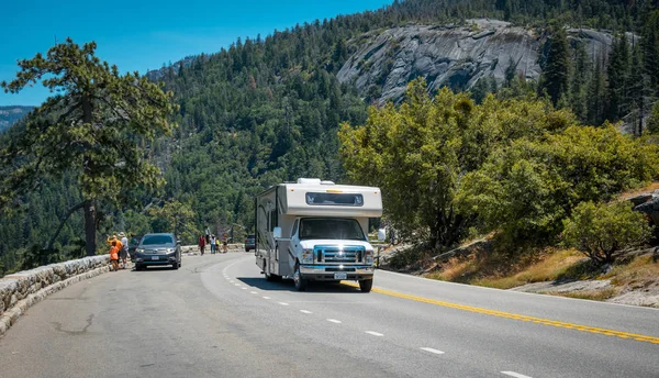 Excursão de carro de verão pelos parques naturais dos EUA. Autocarro turístico no convés de observação do Parque Nacional de Yosemite — Fotografia de Stock