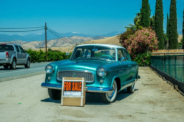 Old car on the roadside. Sale of used cars in the USA — Stock Photo, Image