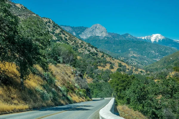 Дорога через пропасть. Путешествие в Национальный парк Секвойя, Калифорния, США — стоковое фото
