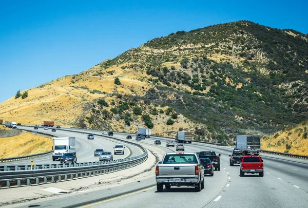 Auto-estrada de alta velocidade nas proximidades de Los Angeles. Viagem turística ao país de verão na Califórnia — Fotografia de Stock