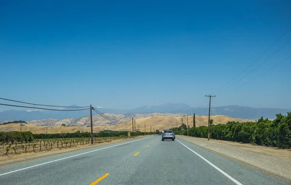 Route pittoresque dans la Sierra Nevada. Superficie agricole en Californie — Photo