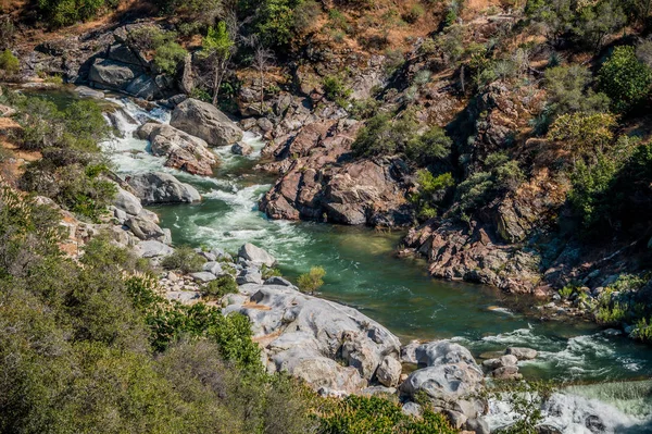 Rio de montanha pitoresco no Kings Canyon Preserve, Califórnia. Água limpa de um rio de montanha — Fotografia de Stock