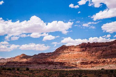 Pitoresk kırmızı kayalar ve gökyüzü. Navajo bölge Arizona