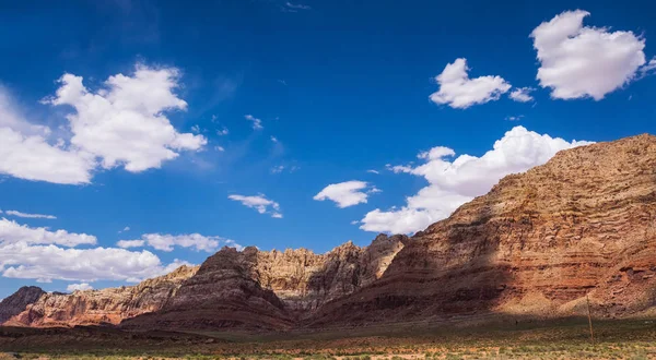 Rocas y cielo. Arizona árido — Foto de Stock