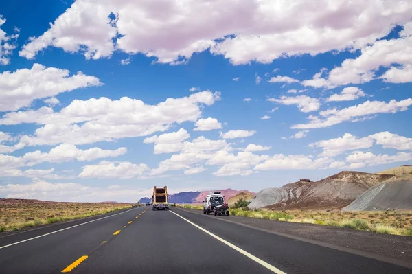 Живописная дорога в Аризоне. Грузовые перевозки и туристические путешествия — стоковое фото