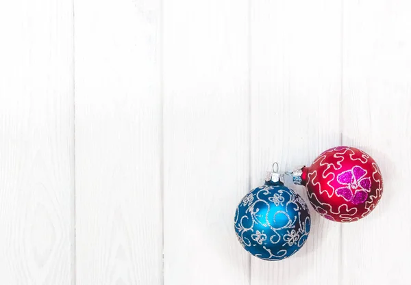 Fond en bois blanc pour les cartes de Noël et les jouets d'arbre de Noël lumineux — Photo