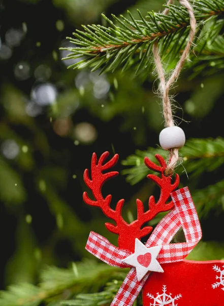 Χριστουγεννιάτικο δέντρο χειροποίητα παιχνίδια. Χριστουγεννιάτικη κάρτα — Φωτογραφία Αρχείου