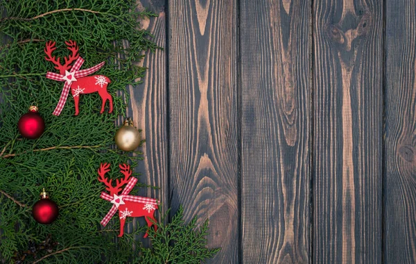 Ξυλώδη φόντο και vintage χριστουγεννιάτικο δέντρο παιχνίδια. Κάρτα του νέου έτους Eve — Φωτογραφία Αρχείου