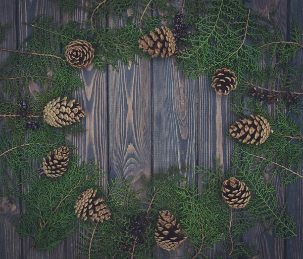 Borové šišky a starého dřeva. Vánoční přání v rustikálním stylu — Stock fotografie