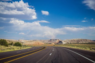Journey Batı ABD. Issız New Mexico'daki doğal yolu