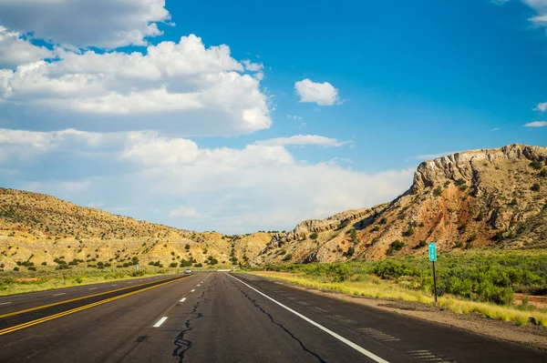 Viagem para o sudoeste dos EUA. Estrada panorâmica no deserto do Novo México — Fotografia de Stock