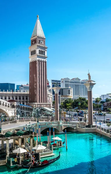 Architecture of Las Vegas. Grand Canal Shoppes at The Venetian and Treasure Island, Luxurious casino and hotel — Stock Photo, Image