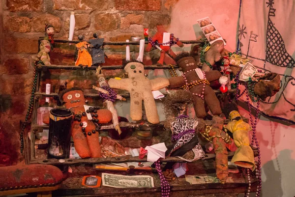 Attributi rituali della religione voodoo. Bambole vudu e sacrifici — Foto Stock