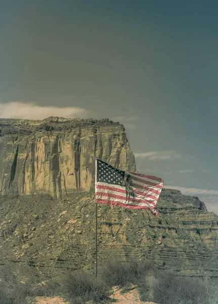 Monument Valley and the Navajo flag. Sights of the Wild West — Stock Photo, Image